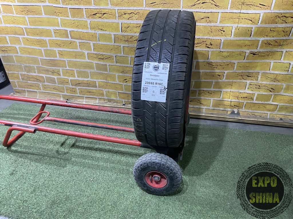 Goodyear Vector 4Seasons Cargo 235/65 R16C 113S 1