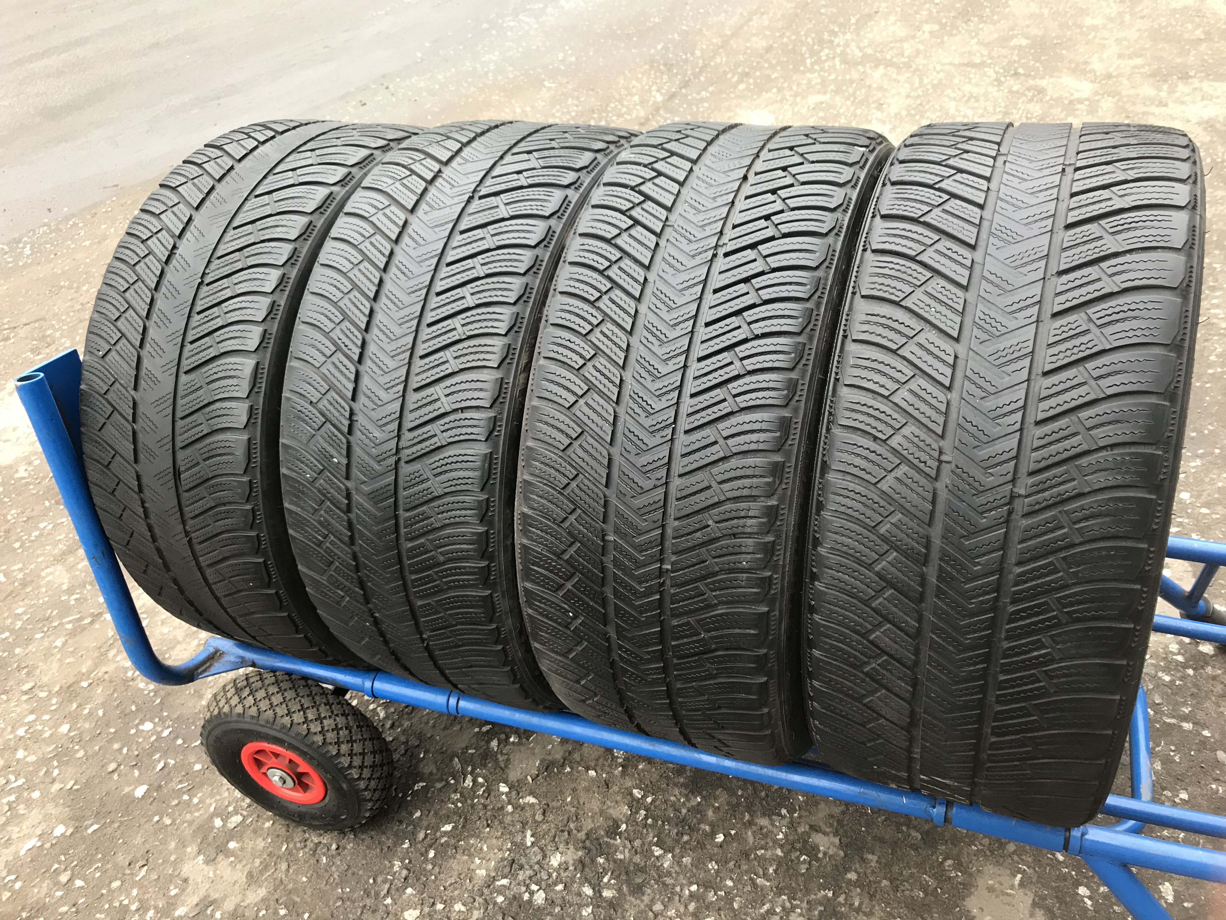 Шинами 235 r19. R19 Michelin 235/40. Колесо 235/40/19.