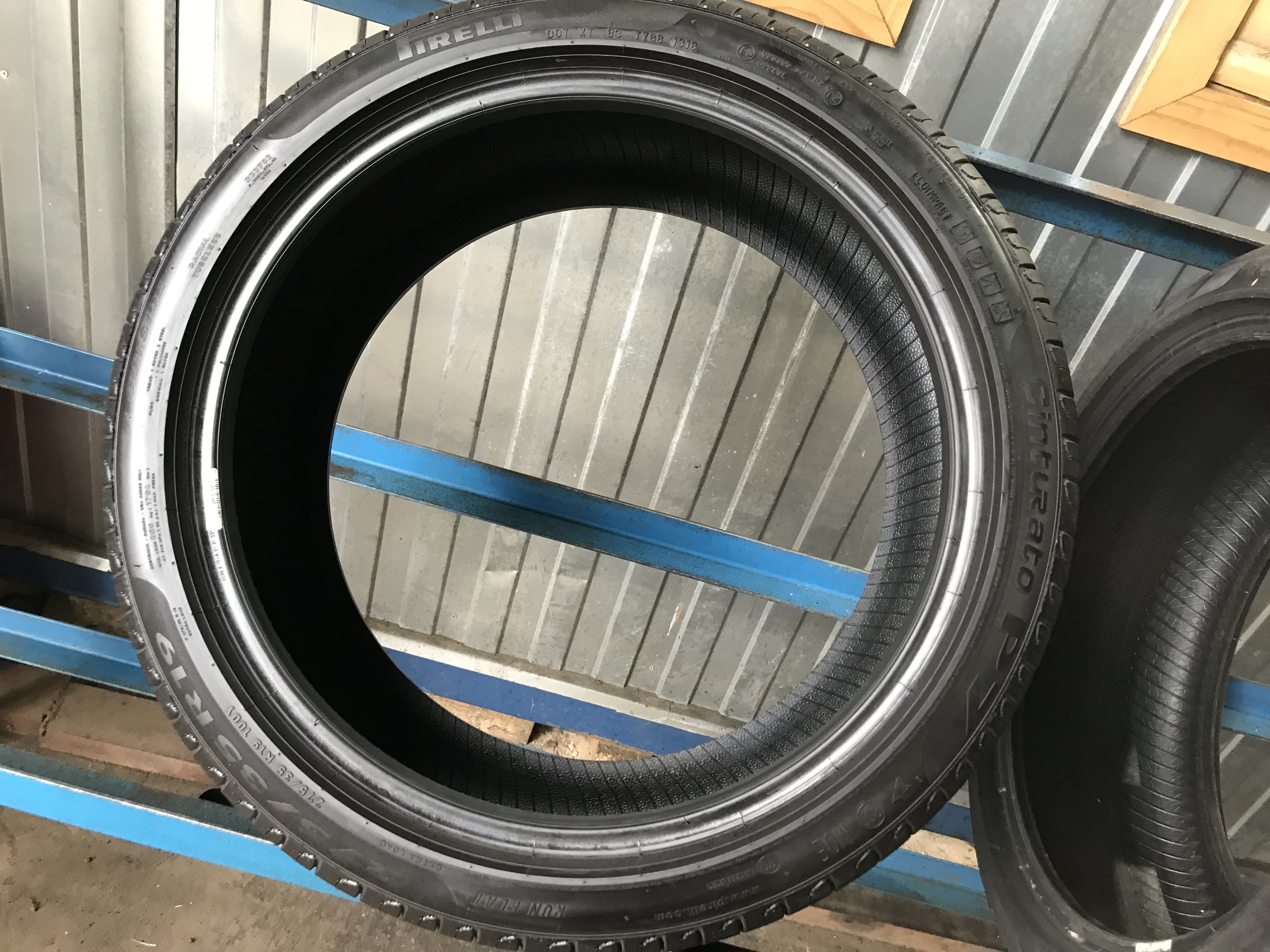 Пирелли ранфлет. 275/35 R19 Pirelli. 275/35 R19. 275/40/18 Pirelli Cinturato p7. Pirelli Cinturato p7 Run Flat.