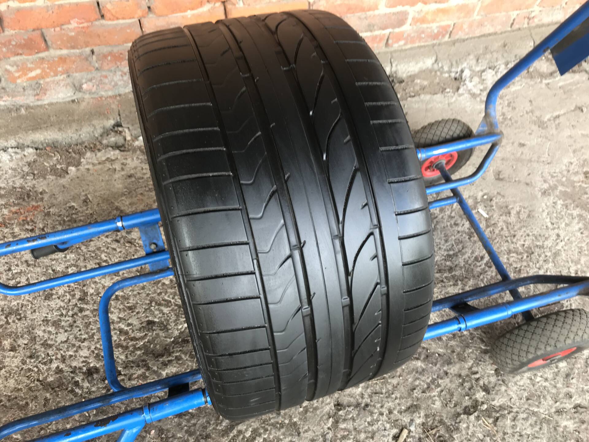 Шины 295 30 r19. Michelin Pilot super Sport 235 35 19. 295/30 R19. Pirelli p Zero 235/35 r19 87y. Michelin Pilot super Sport 235 35 19 измерение остатка.