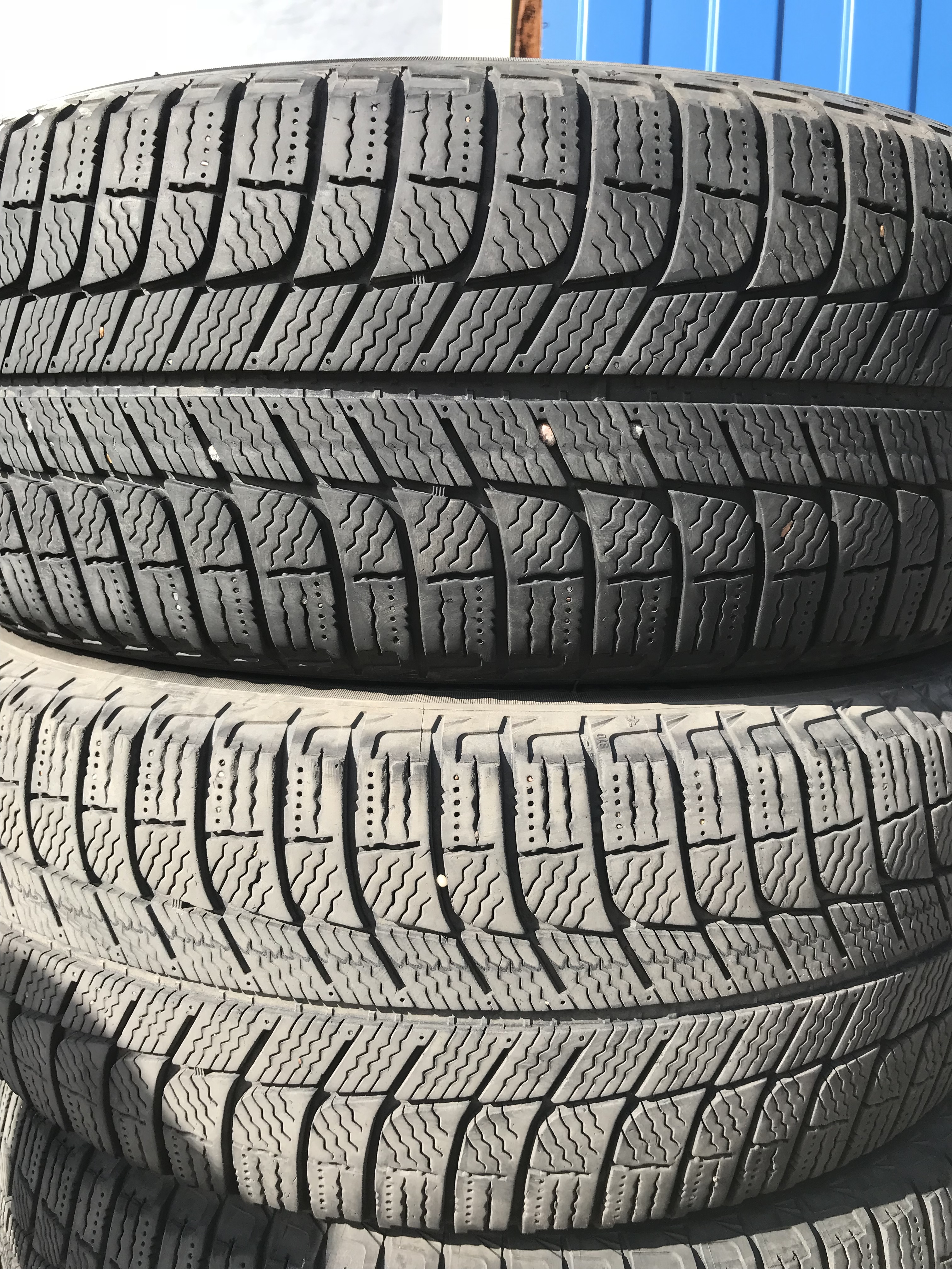 Michelin x ice 3 r16. Мишлен 215 55 16. Мишлен Икс айс 195 55 r16. Рзини машина 215 55. Автомобильная шина Michelin x-Ice 3 185/60 r15 88h зимняя.