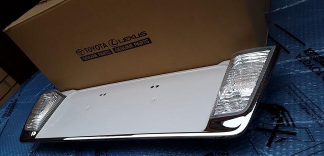 Накладка задней двери Lexus LX 570 2012-2015 76802-60080-A0