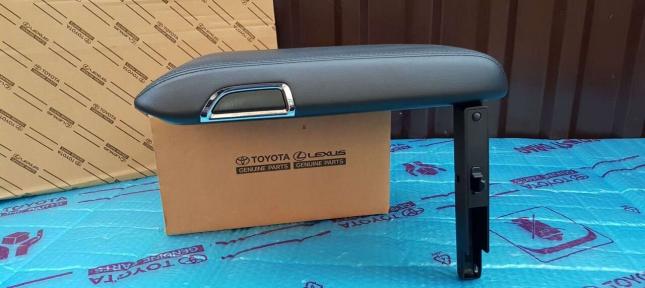 Крышка подлокотника Toyota Alphard 2015-2021 58920-58020-C2