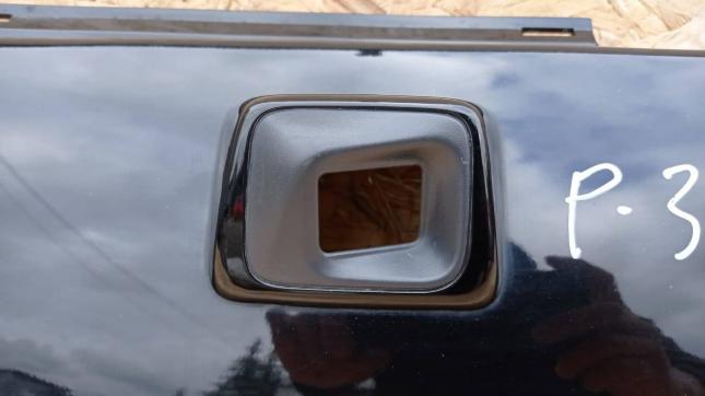 Накладка двери багажника Mitsubishi Pajero 3 нижн. MN117240XA