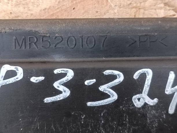 Пыльник решетки радиатора Mitsubishi Pajero 3  MR520107
