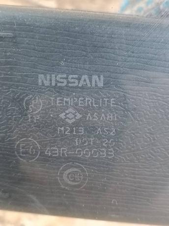 Стекло двери Nissan Patrol Y61 пер.лев.  80301-VB000