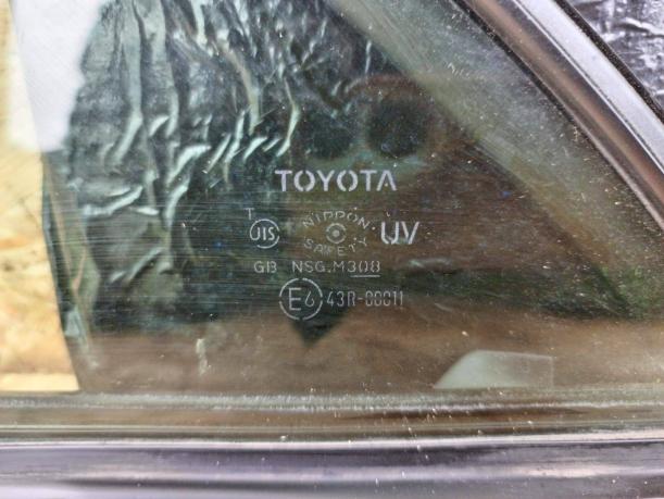 Форточка двери Toyota Camry V50 2шт 68124-33080