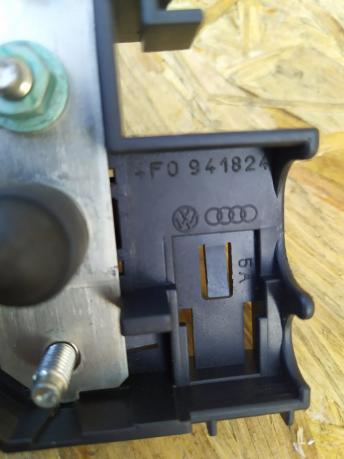 Контактная колодка Audi A6 C6 Avant пред. 05-11гг. 4F0941824