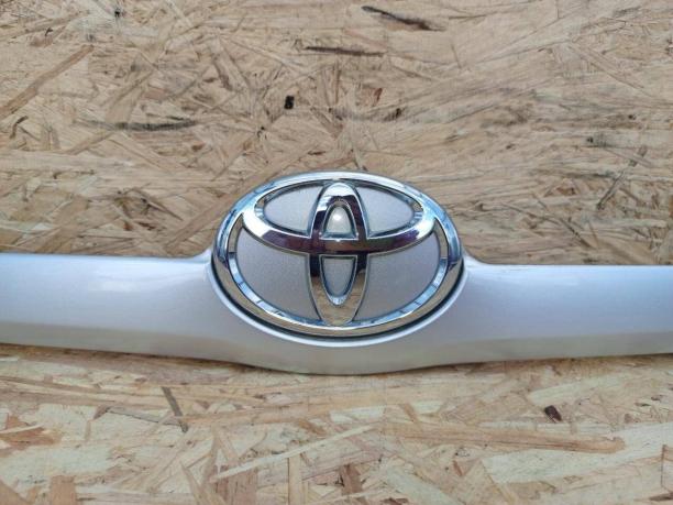 Накладка крышки багажника Toyota Camry V40 1D4 76811-33130-B0