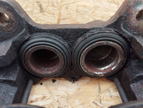 Суппорт Toyota Land Cruiser 100 передний к-т 47750-60090