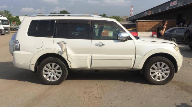 Дверь Mitsubishi Pajero 4 передняя правая Белая 5700A452