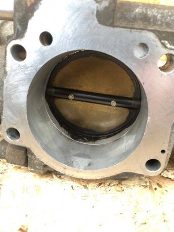 Заслонка дроссельная Toyota Land Cruiser 100 2UZ 22030-50140