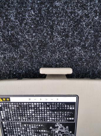 Крышка обшивки багажника Lexus LX470 под домкрат 64766-60050-A1