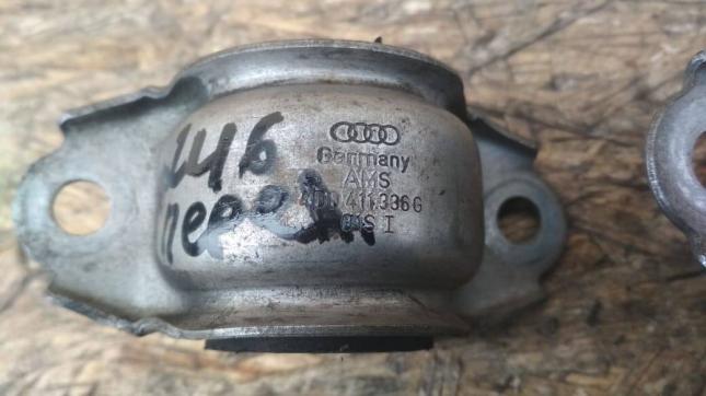 Втулка стабилизатора Audi A6 C6 пер со скобой к-т 4D0411327J
