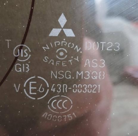Стекло кузовное Mitsubishi Pajero 4 левое  6121A215
