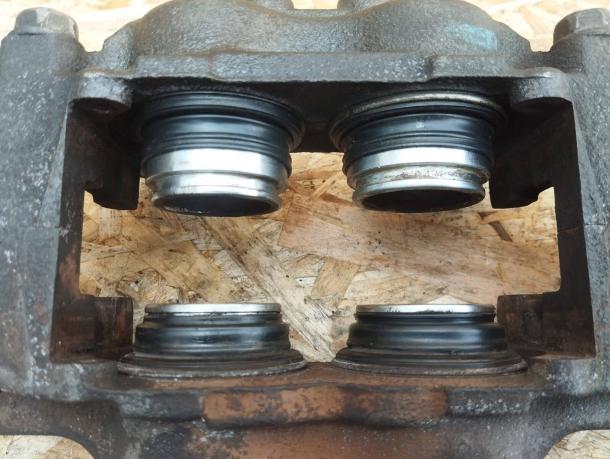 Суппорт Mitsubishi Pajero 4 комплект 4605A459