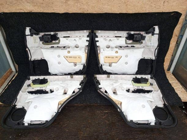 Обшивка двери Toyota Land Cruiser 200 к-т 4шт. 67620-60D00-E0