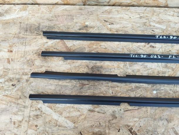 Бархотка стекла Toyota Land Cruiser Prado 90 наруж 75722-60030