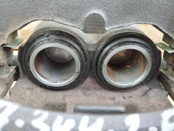 Суппорт Mitsubishi Pajero 3 передний к-т 2шт. MR510537