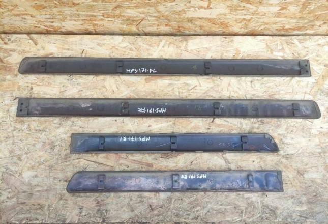 Молдинг двери Mitsubishi Pajero Sport K9 к-т MR492574