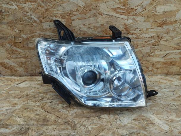 Фара Mitsubishi Pajero 4 правая ксенон рестайлинг 8301C148