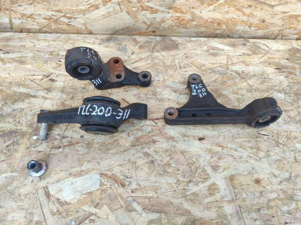Кронштейн редуктора Toyota Land Cruiser 200 пер кт 52380-60070