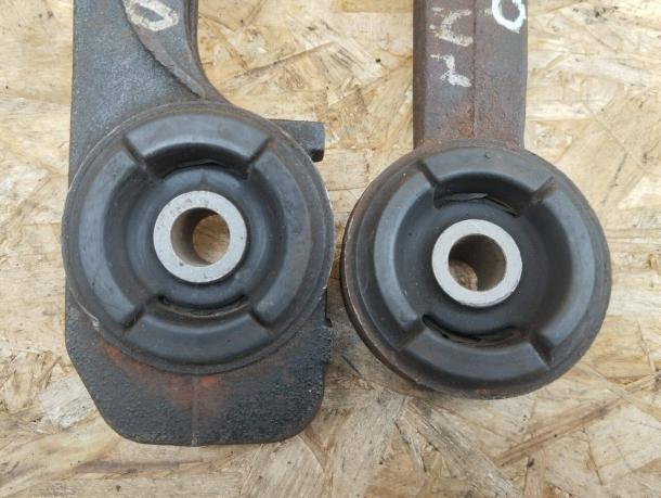 Кронштейн редуктора Toyota Land Cruiser Prado 120 52380-60010