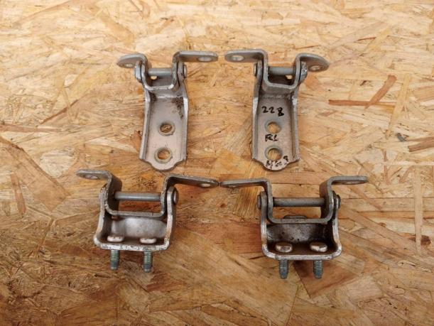 Петля двери Toyota Land Cruiser 100 задней к-т 68760-60070