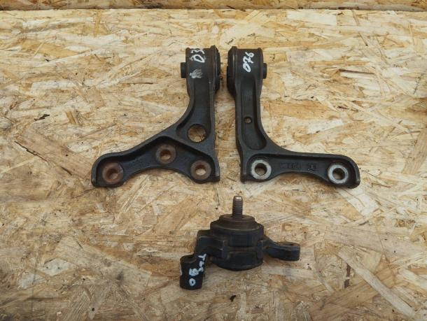 Кронштейн редуктора Toyota Land Cruiser Prado 90 52380-35040