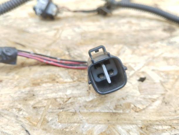 Проводка передних ПТФ Mitsubishi Pajero 3  MR411387