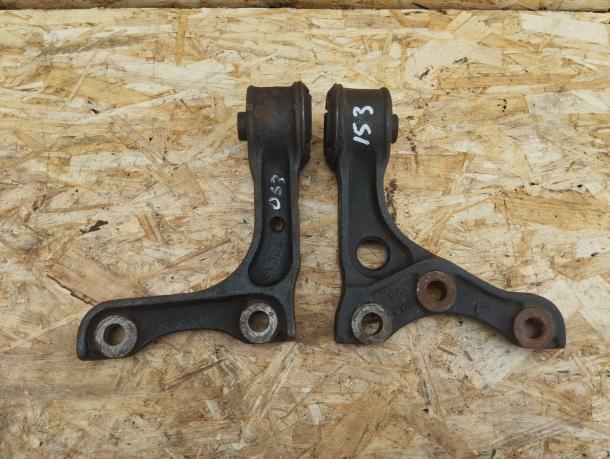 Кронштейн редуктора Toyota Land Cruiser Prado 90 52380-35040