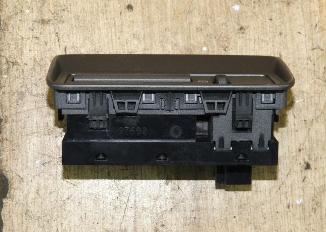 Кнопка открывания багажника Range Rover Evoque LR025942