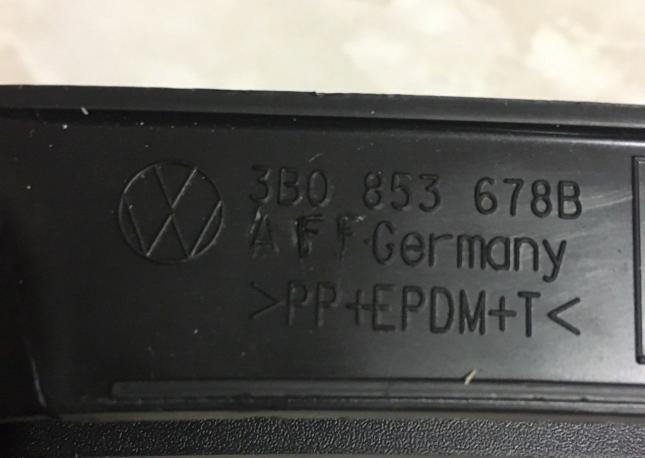 Решетка бампера правая,новая Volkswagen Passat 3B0853678B