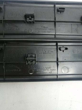 Молдинги порогов Jaguar XF 8X2313200A