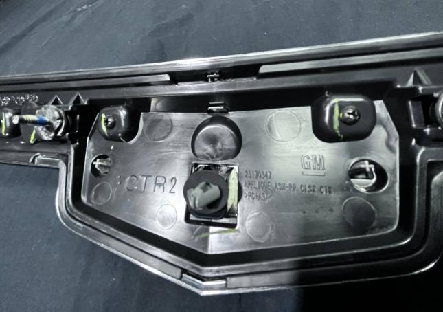 Хром крышки багажника Cadillac Escalade 4 23170347
