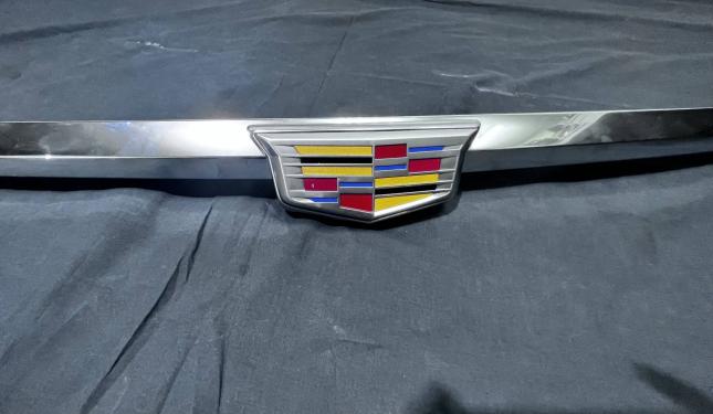 Хром крышки багажника Cadillac Escalade 4 23170347