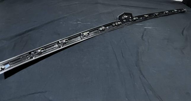 Хром крышки багажника Cadillac Escalade 4 23170347