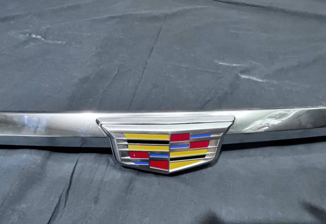 Хром крышки багажника Cadillac Escalade 4 23170347
