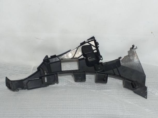 Кронштейн бампера Audi Q8 4M8807096