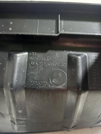 Воздуховод радиатора нижний Mercedes W242 B A2425050130