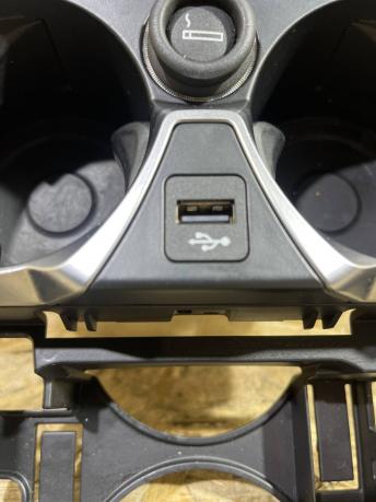 Подстаканник с USB BMW 7 G11/G12 51167944194