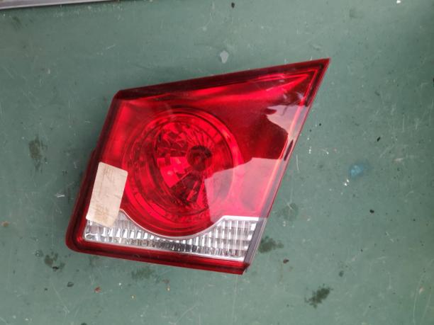 Chevrolet Cruze фонарь задний правый в крышку  