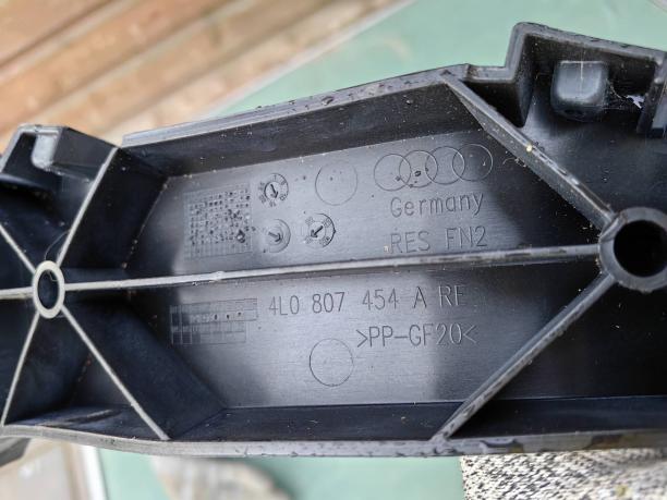 Кронштейн заднего бампера правый Audi Q7 4L 4l0807454a