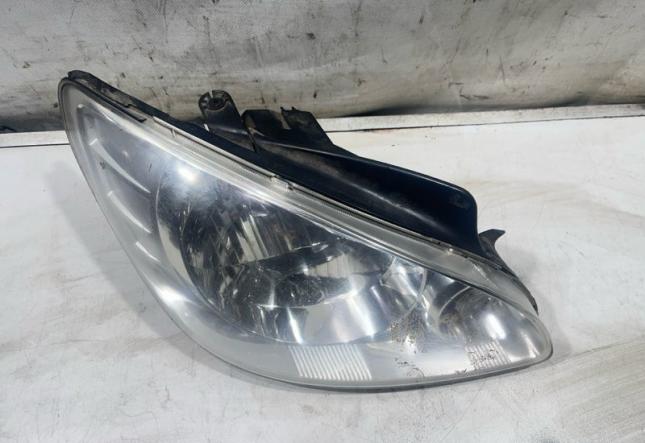 Фара галогеновая передняя правая Hyundai Getz 921021C505