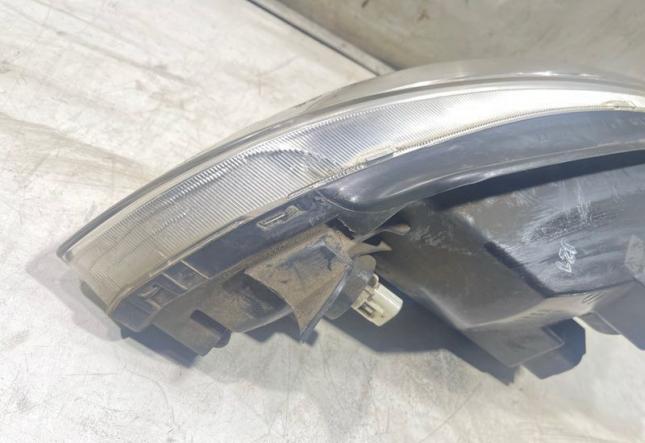 Фара галогеновая передняя правая Hyundai Getz 921021C505