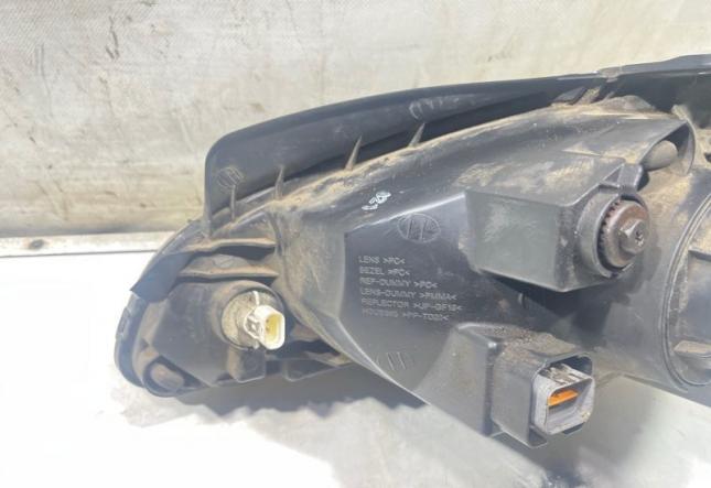 Фара галогеновая передняя правая Hyundai Getz 921021C505
