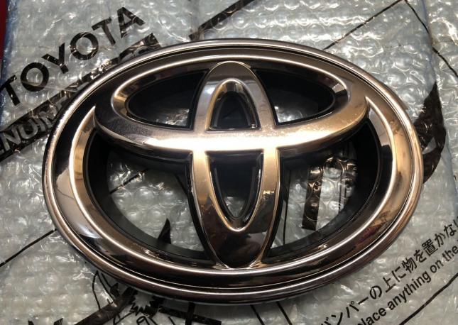 Эмблема решетки радиатора Toyota Camry 55 9097502192