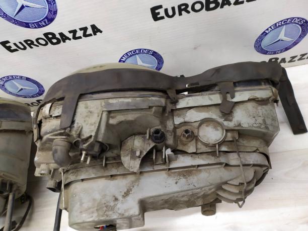 Фара передняя Mercedes W210 2108200361