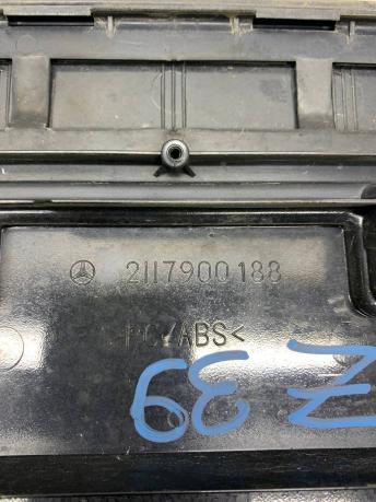 Накладка крышки багажника Mercedes W211 Wagon 2117900188