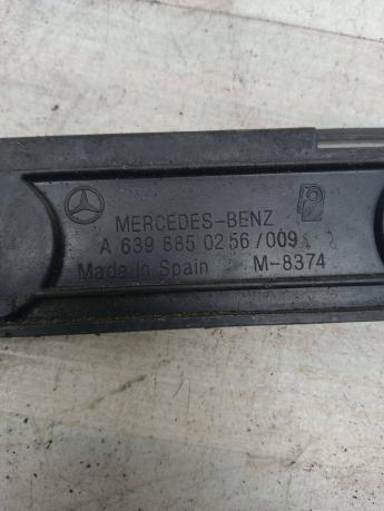 Направляющая заднего бампера Mercedes W639 Vito 6398850156